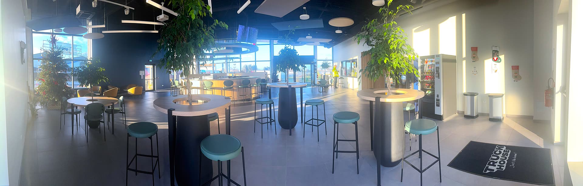 200 m² lounge